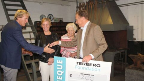 Overhandiging donatie Stichting Warmtebron